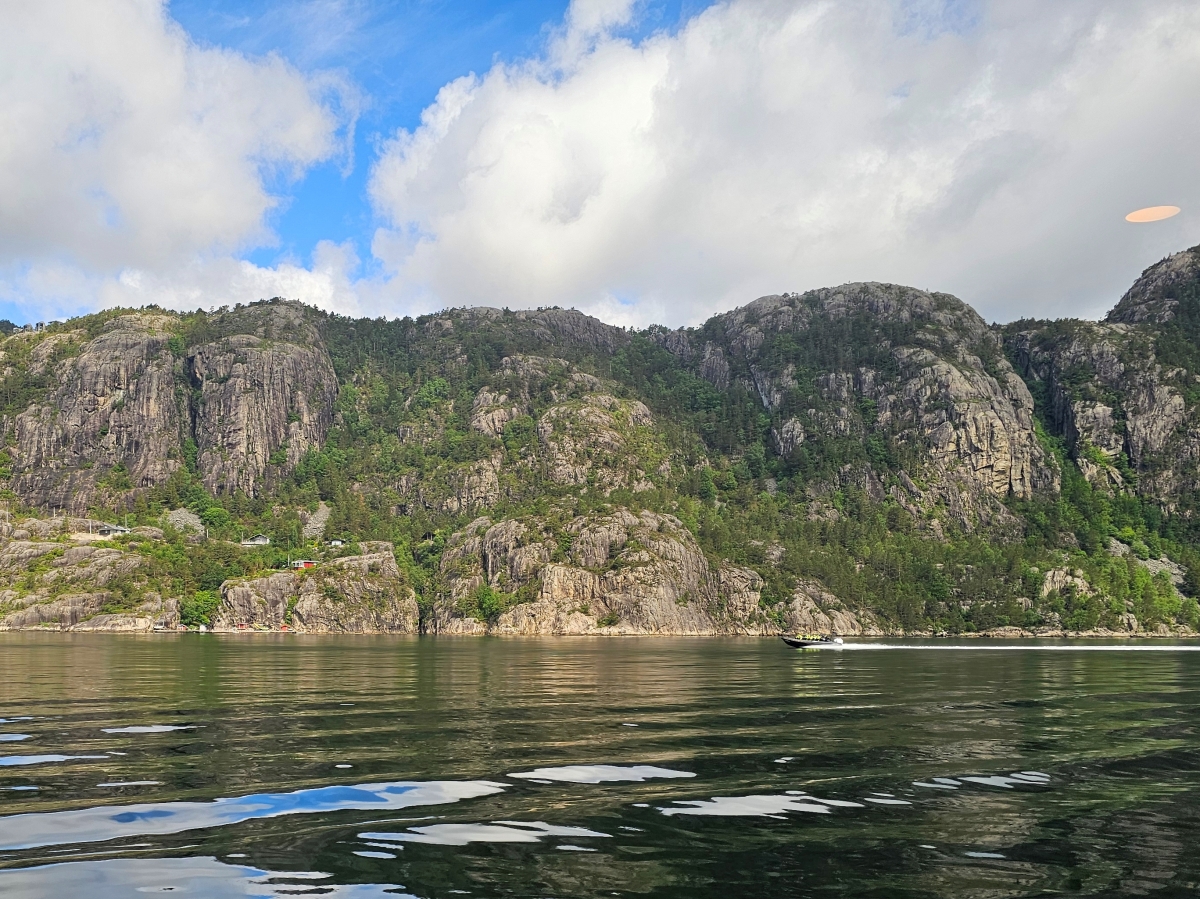 【太陽不打烊 挪威北極圈】 Day9-1 乘船穿梭呂瑟峽灣(Lysefjord):仰望千仞絕壁,體驗萬噸巨岩的震撼 - 第26張圖 【太陽不打烊 挪威北極圈】 Day9-1 乘船穿梭呂瑟峽灣(Lysefjord):仰望千仞絕壁,體驗萬噸巨岩的震撼
