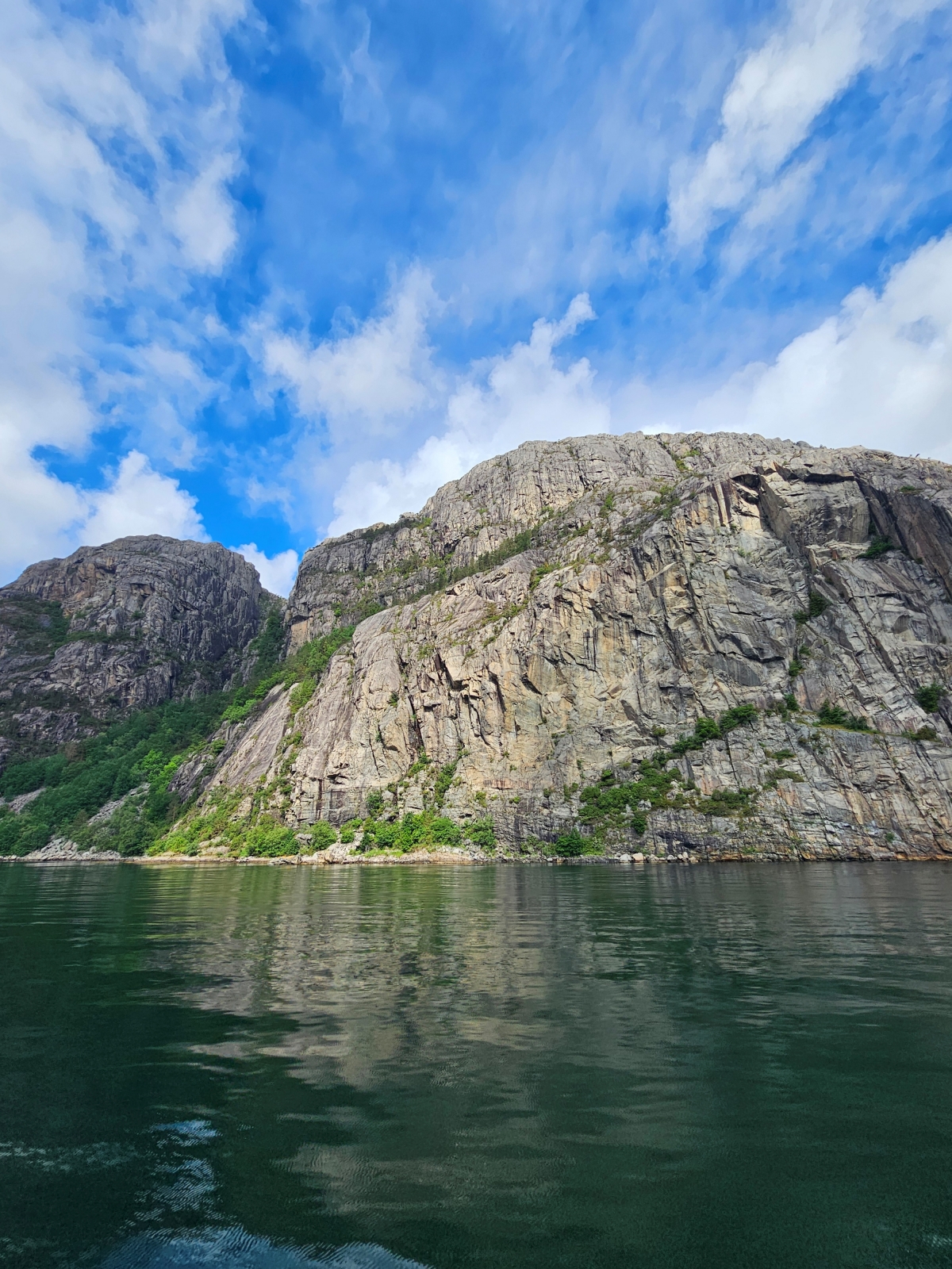 【太陽不打烊 挪威北極圈】 Day9-1 乘船穿梭呂瑟峽灣(Lysefjord):仰望千仞絕壁,體驗萬噸巨岩的震撼 - 第28張圖 【太陽不打烊 挪威北極圈】 Day9-1 乘船穿梭呂瑟峽灣(Lysefjord):仰望千仞絕壁,體驗萬噸巨岩的震撼
