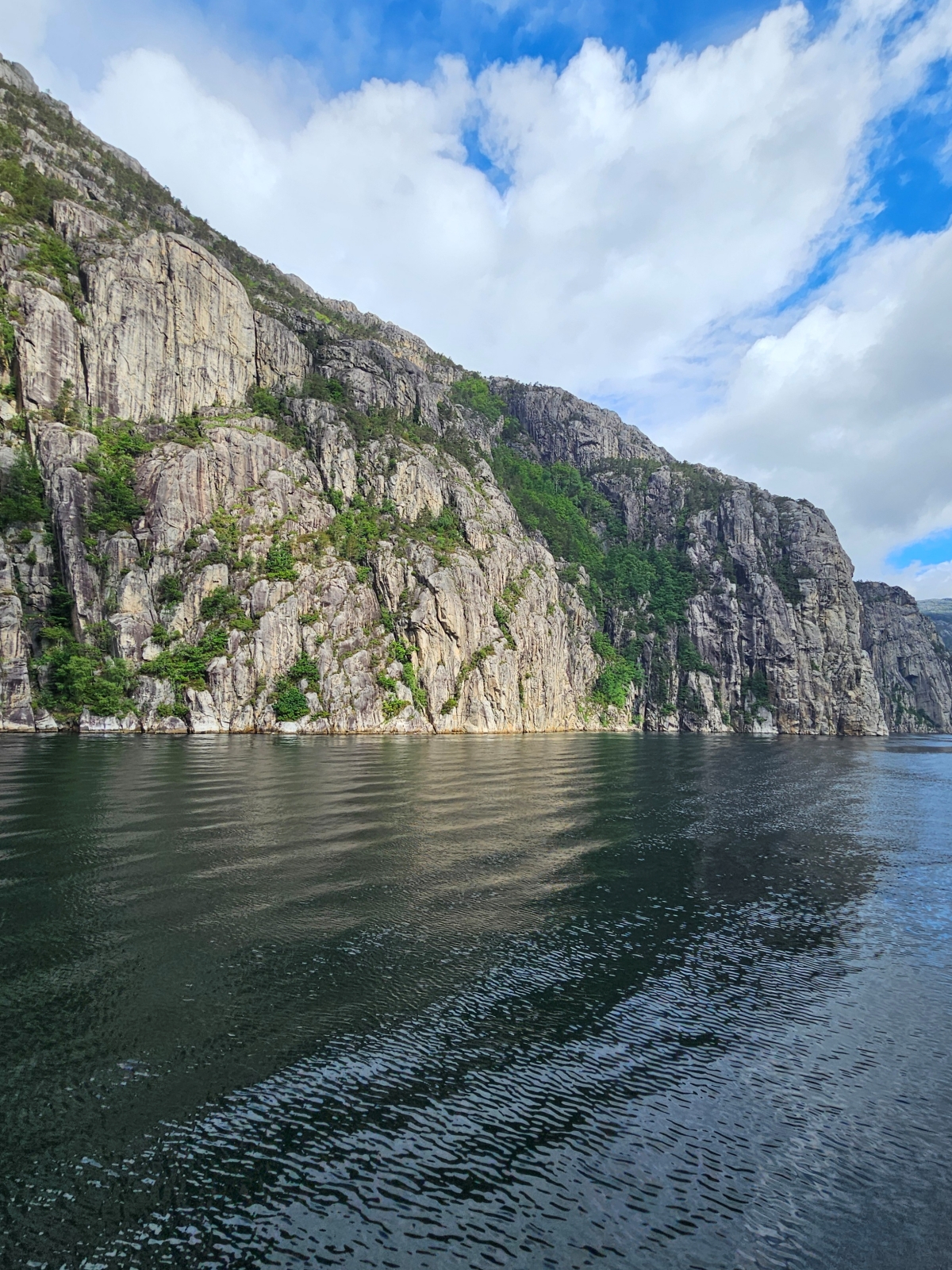 【太陽不打烊 挪威北極圈】 Day9-1 乘船穿梭呂瑟峽灣(Lysefjord):仰望千仞絕壁,體驗萬噸巨岩的震撼 - 第29張圖 【太陽不打烊 挪威北極圈】 Day9-1 乘船穿梭呂瑟峽灣(Lysefjord):仰望千仞絕壁,體驗萬噸巨岩的震撼