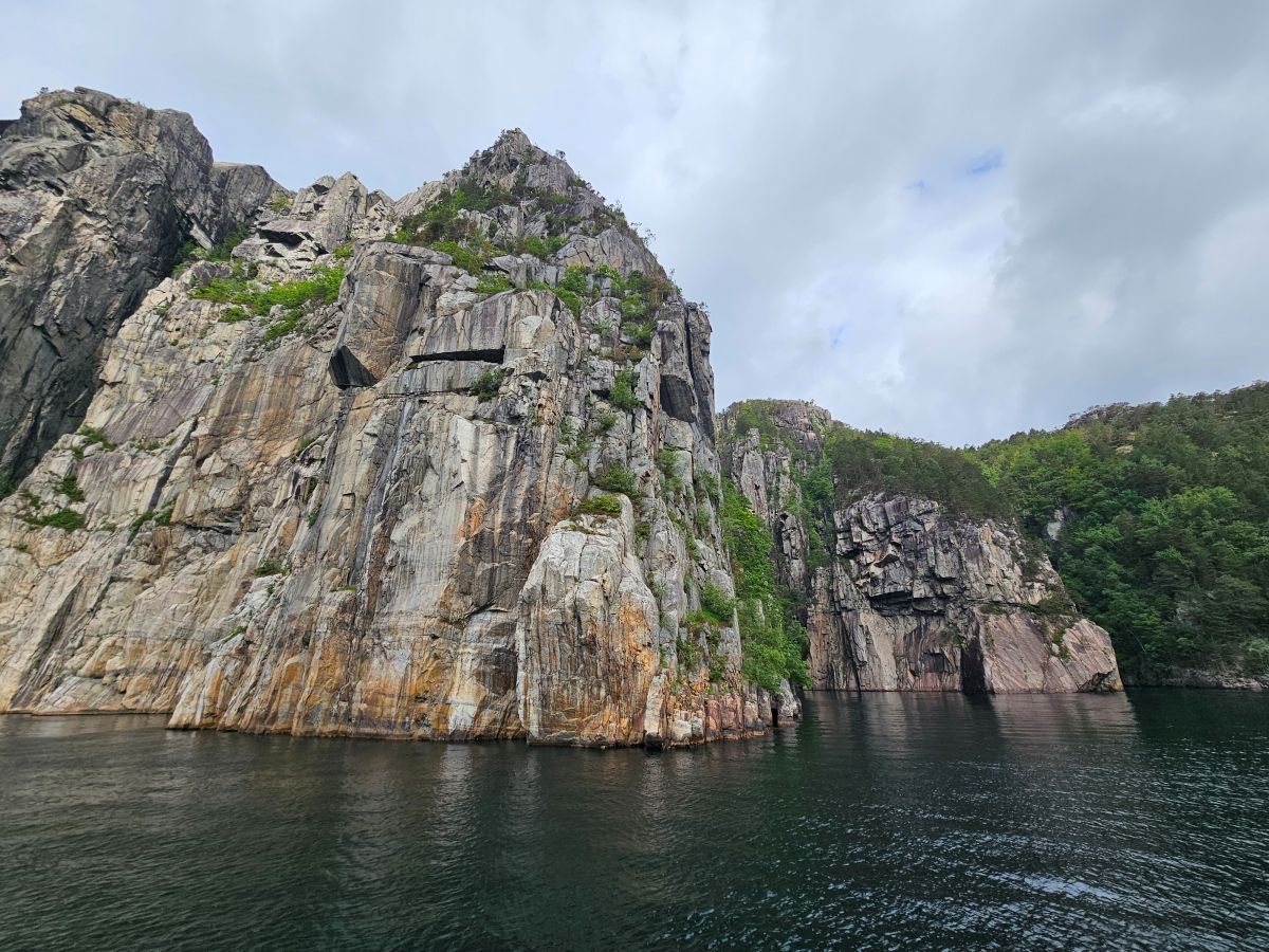 【太陽不打烊 挪威北極圈】 Day9-1 乘船穿梭呂瑟峽灣(Lysefjord):仰望千仞絕壁,體驗萬噸巨岩的震撼 - 第30張圖 【太陽不打烊 挪威北極圈】 Day9-1 乘船穿梭呂瑟峽灣(Lysefjord):仰望千仞絕壁,體驗萬噸巨岩的震撼