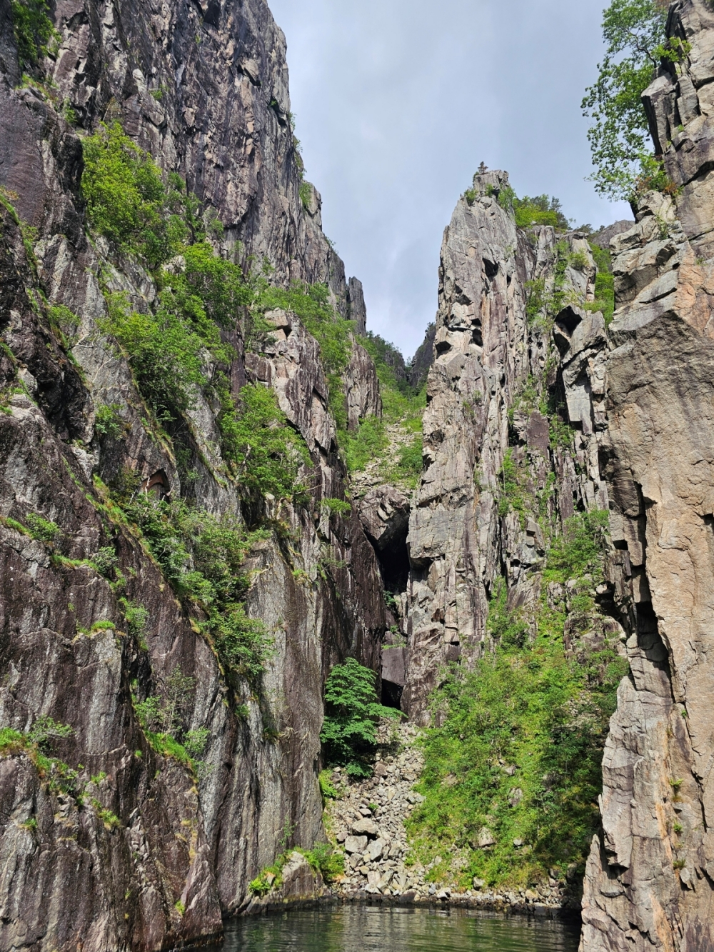 【太陽不打烊 挪威北極圈】 Day9-1 乘船穿梭呂瑟峽灣(Lysefjord):仰望千仞絕壁,體驗萬噸巨岩的震撼 - 第33張圖 【太陽不打烊 挪威北極圈】 Day9-1 乘船穿梭呂瑟峽灣(Lysefjord):仰望千仞絕壁,體驗萬噸巨岩的震撼