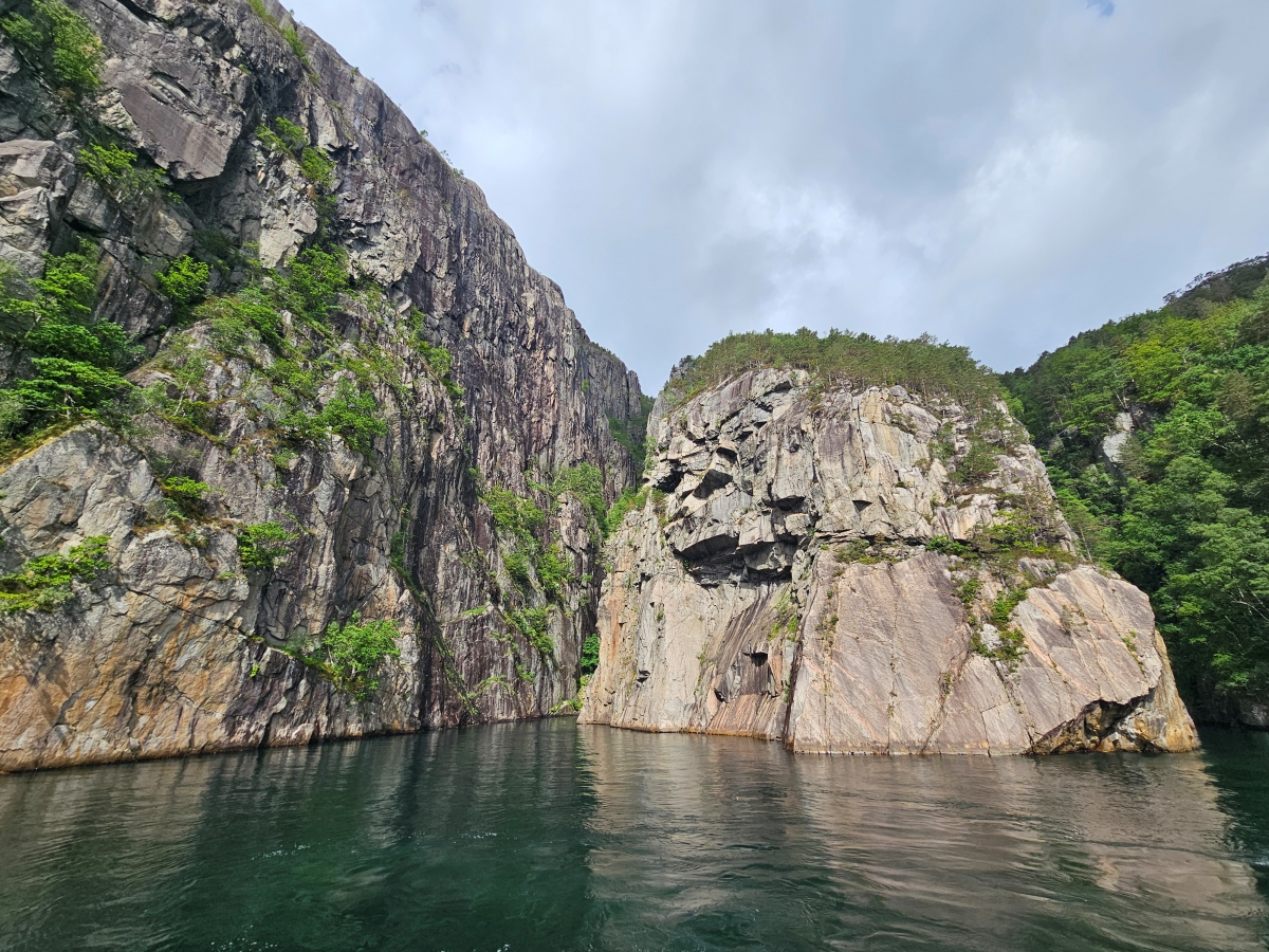 【太陽不打烊 挪威北極圈】 Day9-1 乘船穿梭呂瑟峽灣(Lysefjord):仰望千仞絕壁,體驗萬噸巨岩的震撼 - 第31張圖 【太陽不打烊 挪威北極圈】 Day9-1 乘船穿梭呂瑟峽灣(Lysefjord):仰望千仞絕壁,體驗萬噸巨岩的震撼