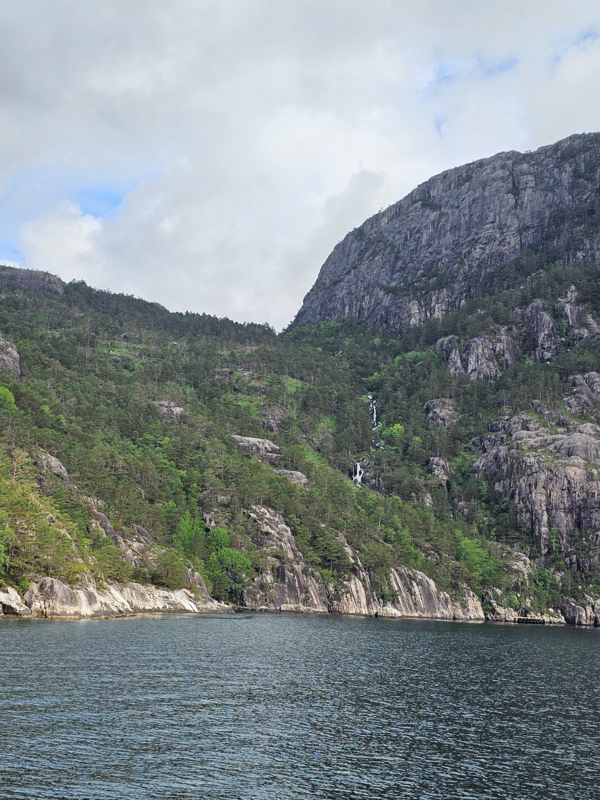 【太陽不打烊 挪威北極圈】 Day9-1 乘船穿梭呂瑟峽灣(Lysefjord):仰望千仞絕壁,體驗萬噸巨岩的震撼 - 第34張圖 【太陽不打烊 挪威北極圈】 Day9-1 乘船穿梭呂瑟峽灣(Lysefjord):仰望千仞絕壁,體驗萬噸巨岩的震撼