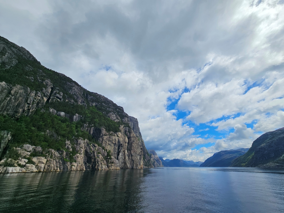 【太陽不打烊 挪威北極圈】 Day9-1 乘船穿梭呂瑟峽灣(Lysefjord):仰望千仞絕壁,體驗萬噸巨岩的震撼 - 第35張圖 【太陽不打烊 挪威北極圈】 Day9-1 乘船穿梭呂瑟峽灣(Lysefjord):仰望千仞絕壁,體驗萬噸巨岩的震撼