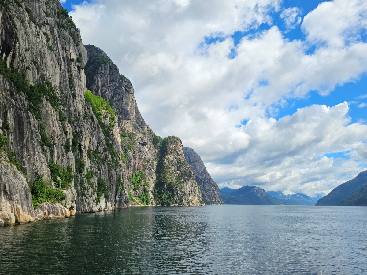 【太陽不打烊 挪威北極圈】 Day9-1 乘船穿梭呂瑟峽灣(Lysefjord):仰望千仞絕壁,體驗萬噸巨岩的震撼 - 第1張圖 【太陽不打烊 挪威北極圈】 Day9-1 乘船穿梭呂瑟峽灣(Lysefjord):仰望千仞絕壁,體驗萬噸巨岩的震撼