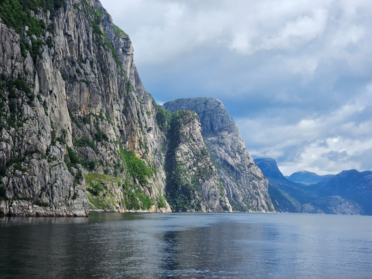 【太陽不打烊 挪威北極圈】 Day9-1 乘船穿梭呂瑟峽灣(Lysefjord):仰望千仞絕壁,體驗萬噸巨岩的震撼 - 第36張圖 【太陽不打烊 挪威北極圈】 Day9-1 乘船穿梭呂瑟峽灣(Lysefjord):仰望千仞絕壁,體驗萬噸巨岩的震撼