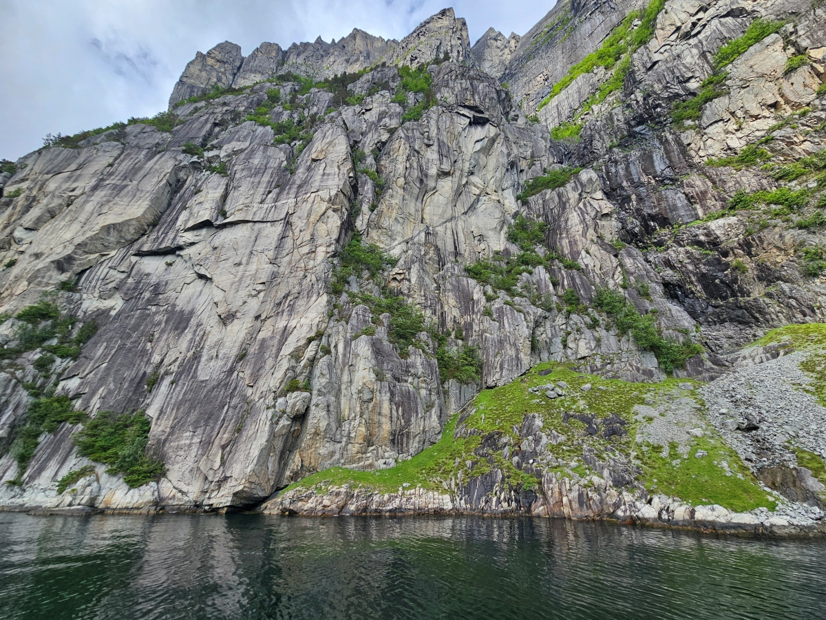 【太陽不打烊 挪威北極圈】 Day9-1 乘船穿梭呂瑟峽灣(Lysefjord):仰望千仞絕壁,體驗萬噸巨岩的震撼 - 第39張圖 【太陽不打烊 挪威北極圈】 Day9-1 乘船穿梭呂瑟峽灣(Lysefjord):仰望千仞絕壁,體驗萬噸巨岩的震撼