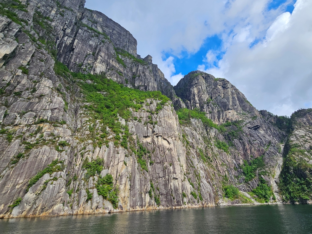 【太陽不打烊 挪威北極圈】 Day9-1 乘船穿梭呂瑟峽灣(Lysefjord):仰望千仞絕壁,體驗萬噸巨岩的震撼 - 第46張圖 【太陽不打烊 挪威北極圈】 Day9-1 乘船穿梭呂瑟峽灣(Lysefjord):仰望千仞絕壁,體驗萬噸巨岩的震撼