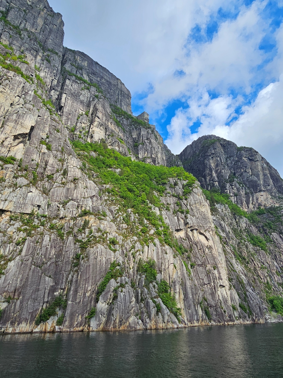 【太陽不打烊 挪威北極圈】 Day9-1 乘船穿梭呂瑟峽灣(Lysefjord):仰望千仞絕壁,體驗萬噸巨岩的震撼 - 第47張圖 【太陽不打烊 挪威北極圈】 Day9-1 乘船穿梭呂瑟峽灣(Lysefjord):仰望千仞絕壁,體驗萬噸巨岩的震撼