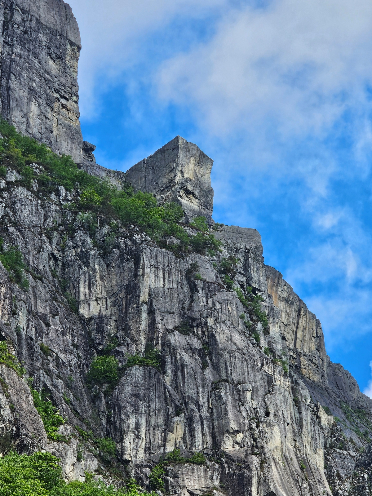 【太陽不打烊 挪威北極圈】 Day9-1 乘船穿梭呂瑟峽灣(Lysefjord):仰望千仞絕壁,體驗萬噸巨岩的震撼 - 第48張圖 【太陽不打烊 挪威北極圈】 Day9-1 乘船穿梭呂瑟峽灣(Lysefjord):仰望千仞絕壁,體驗萬噸巨岩的震撼