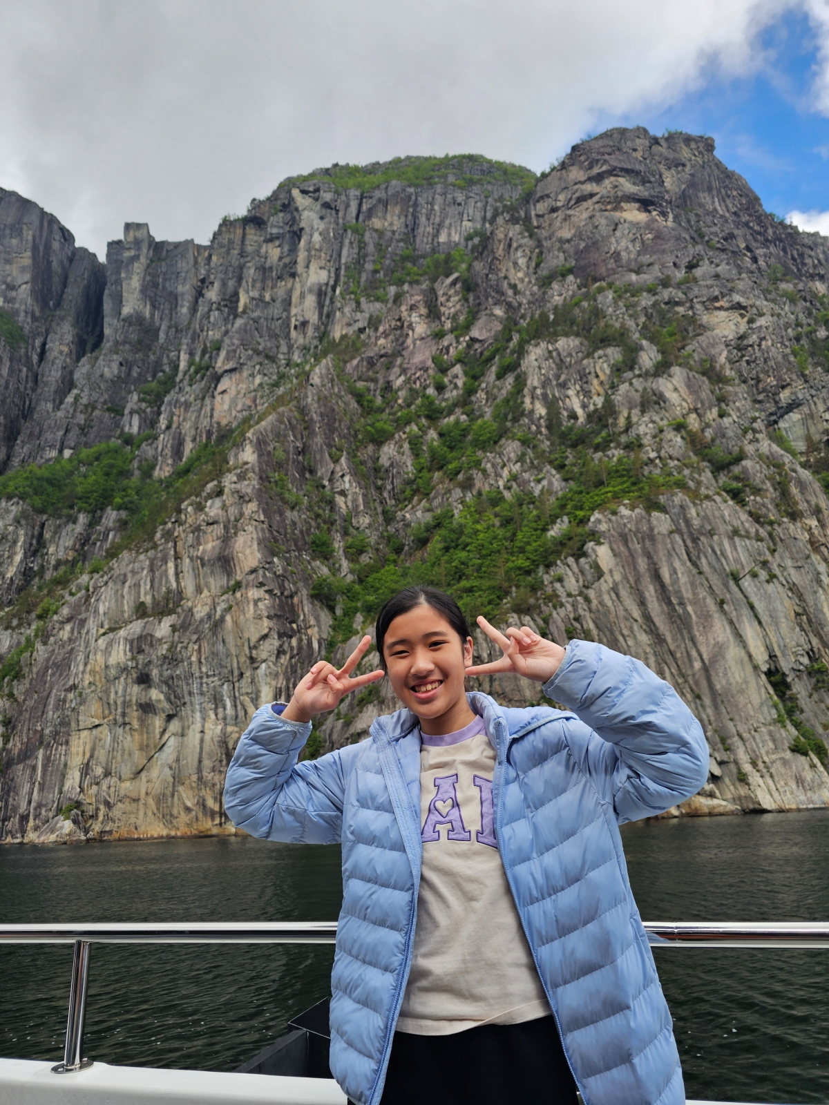 【太陽不打烊 挪威北極圈】 Day9-1 乘船穿梭呂瑟峽灣(Lysefjord):仰望千仞絕壁,體驗萬噸巨岩的震撼 - 第52張圖 【太陽不打烊 挪威北極圈】 Day9-1 乘船穿梭呂瑟峽灣(Lysefjord):仰望千仞絕壁,體驗萬噸巨岩的震撼