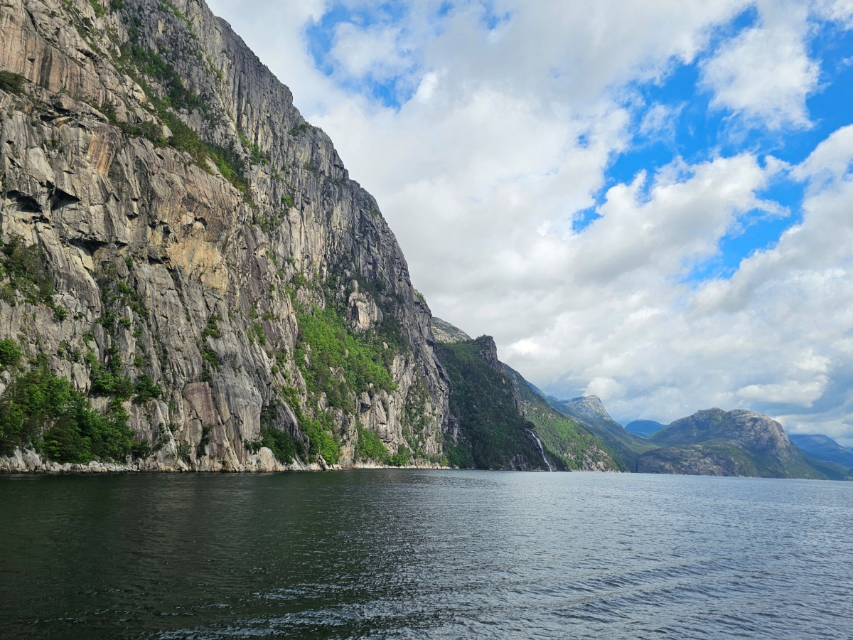 【太陽不打烊 挪威北極圈】 Day9-1 乘船穿梭呂瑟峽灣(Lysefjord):仰望千仞絕壁,體驗萬噸巨岩的震撼 - 第53張圖 【太陽不打烊 挪威北極圈】 Day9-1 乘船穿梭呂瑟峽灣(Lysefjord):仰望千仞絕壁,體驗萬噸巨岩的震撼