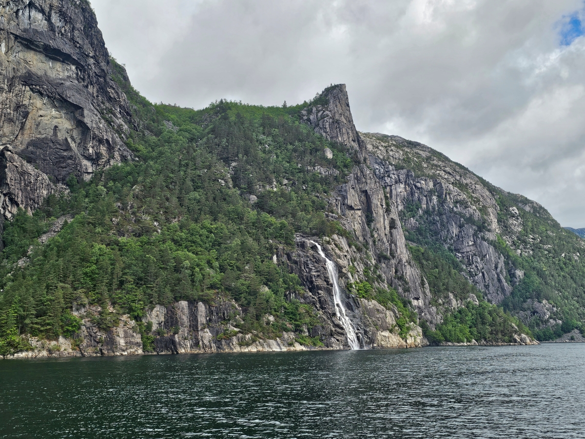 【太陽不打烊 挪威北極圈】 Day9-1 乘船穿梭呂瑟峽灣(Lysefjord):仰望千仞絕壁,體驗萬噸巨岩的震撼 - 第54張圖 【太陽不打烊 挪威北極圈】 Day9-1 乘船穿梭呂瑟峽灣(Lysefjord):仰望千仞絕壁,體驗萬噸巨岩的震撼