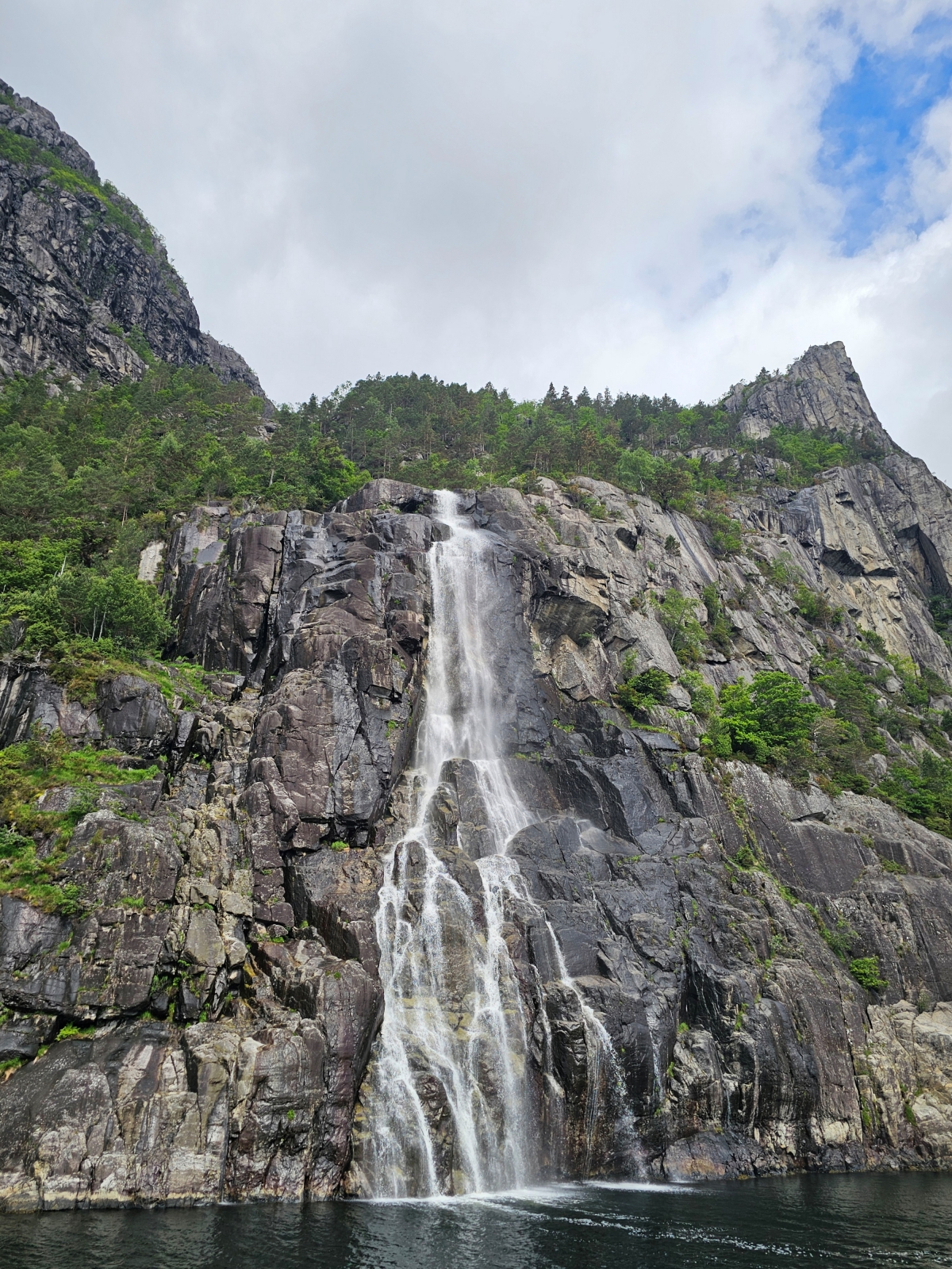 【太陽不打烊 挪威北極圈】 Day9-1 乘船穿梭呂瑟峽灣(Lysefjord):仰望千仞絕壁,體驗萬噸巨岩的震撼 - 第55張圖 【太陽不打烊 挪威北極圈】 Day9-1 乘船穿梭呂瑟峽灣(Lysefjord):仰望千仞絕壁,體驗萬噸巨岩的震撼
