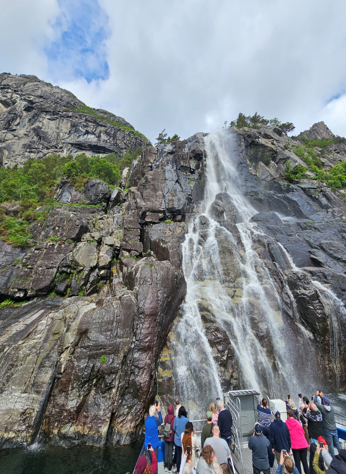 【太陽不打烊 挪威北極圈】 Day9-1 乘船穿梭呂瑟峽灣(Lysefjord):仰望千仞絕壁,體驗萬噸巨岩的震撼 - 第57張圖 【太陽不打烊 挪威北極圈】 Day9-1 乘船穿梭呂瑟峽灣(Lysefjord):仰望千仞絕壁,體驗萬噸巨岩的震撼