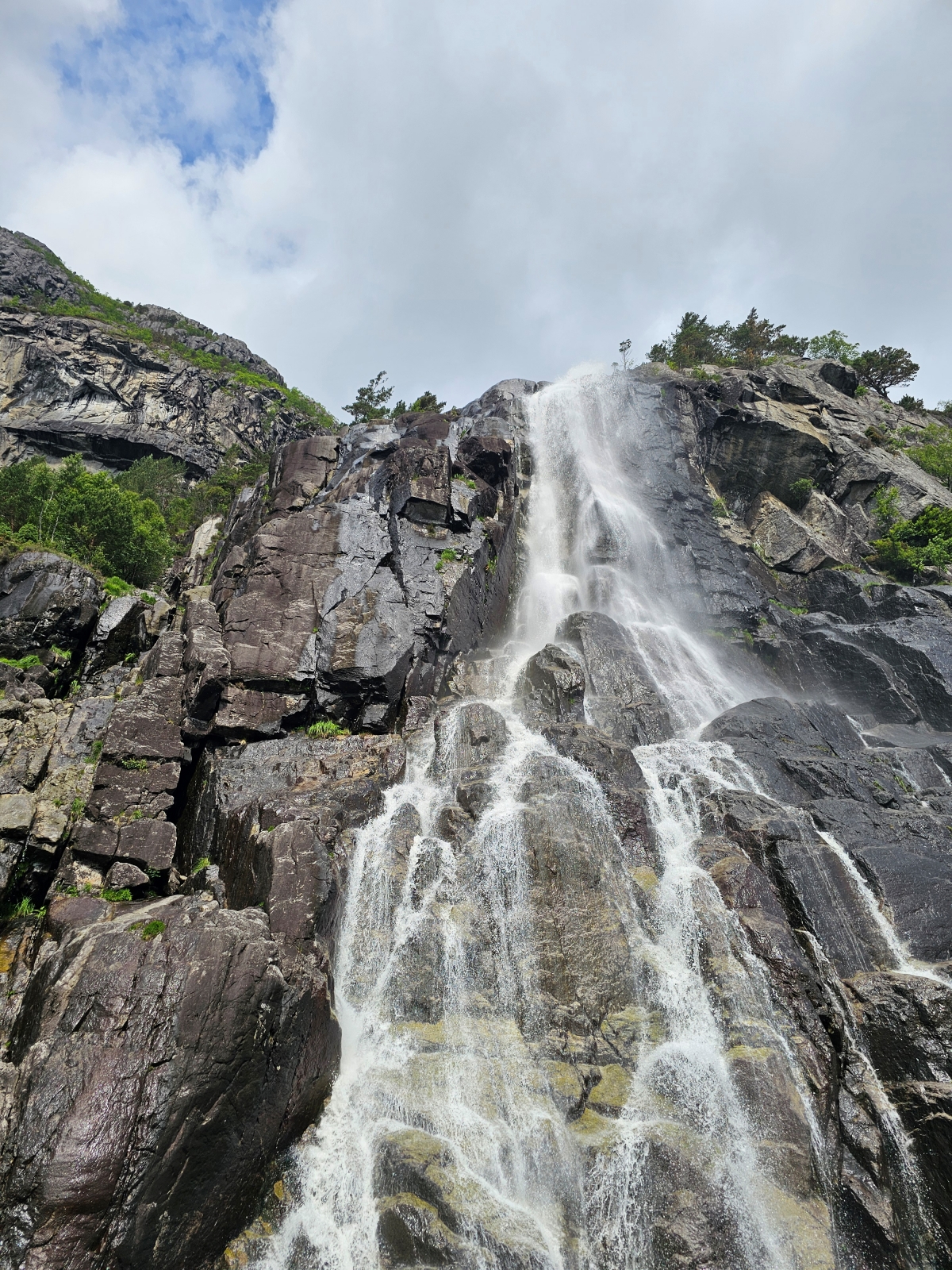 【太陽不打烊 挪威北極圈】 Day9-1 乘船穿梭呂瑟峽灣(Lysefjord):仰望千仞絕壁,體驗萬噸巨岩的震撼 - 第56張圖 【太陽不打烊 挪威北極圈】 Day9-1 乘船穿梭呂瑟峽灣(Lysefjord):仰望千仞絕壁,體驗萬噸巨岩的震撼