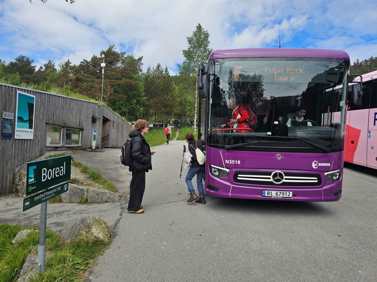 【太陽不打烊 挪威北極圈】 Day9-2 雙腳征服聖壇岩(Preikestolen):峽灣為背景,萬丈絕壁都是我們的伸展台 - 第2張圖 【太陽不打烊 挪威北極圈】 Day9-2 雙腳征服聖壇岩(Preikestolen):峽灣為背景,萬丈絕壁都是我們的伸展台