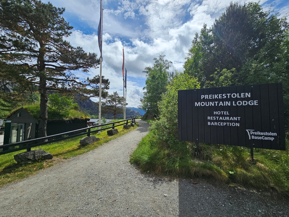 【太陽不打烊 挪威北極圈】 Day9-2 雙腳征服聖壇岩(Preikestolen):峽灣為背景,萬丈絕壁都是我們的伸展台 - 第7張圖 【太陽不打烊 挪威北極圈】 Day9-2 雙腳征服聖壇岩(Preikestolen):峽灣為背景,萬丈絕壁都是我們的伸展台