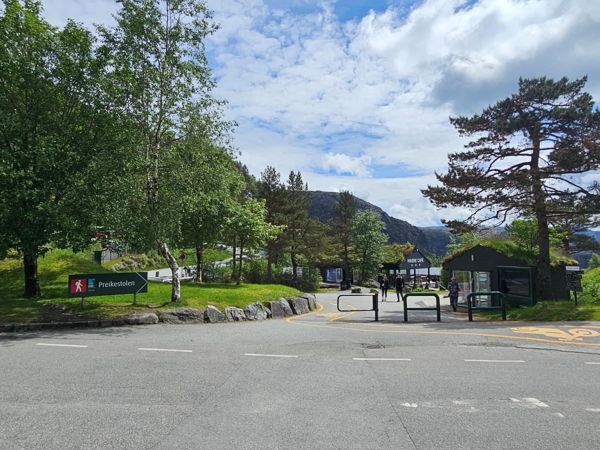 【太陽不打烊 挪威北極圈】 Day9-2 雙腳征服聖壇岩(Preikestolen):峽灣為背景,萬丈絕壁都是我們的伸展台 - 第8張圖 【太陽不打烊 挪威北極圈】 Day9-2 雙腳征服聖壇岩(Preikestolen):峽灣為背景,萬丈絕壁都是我們的伸展台