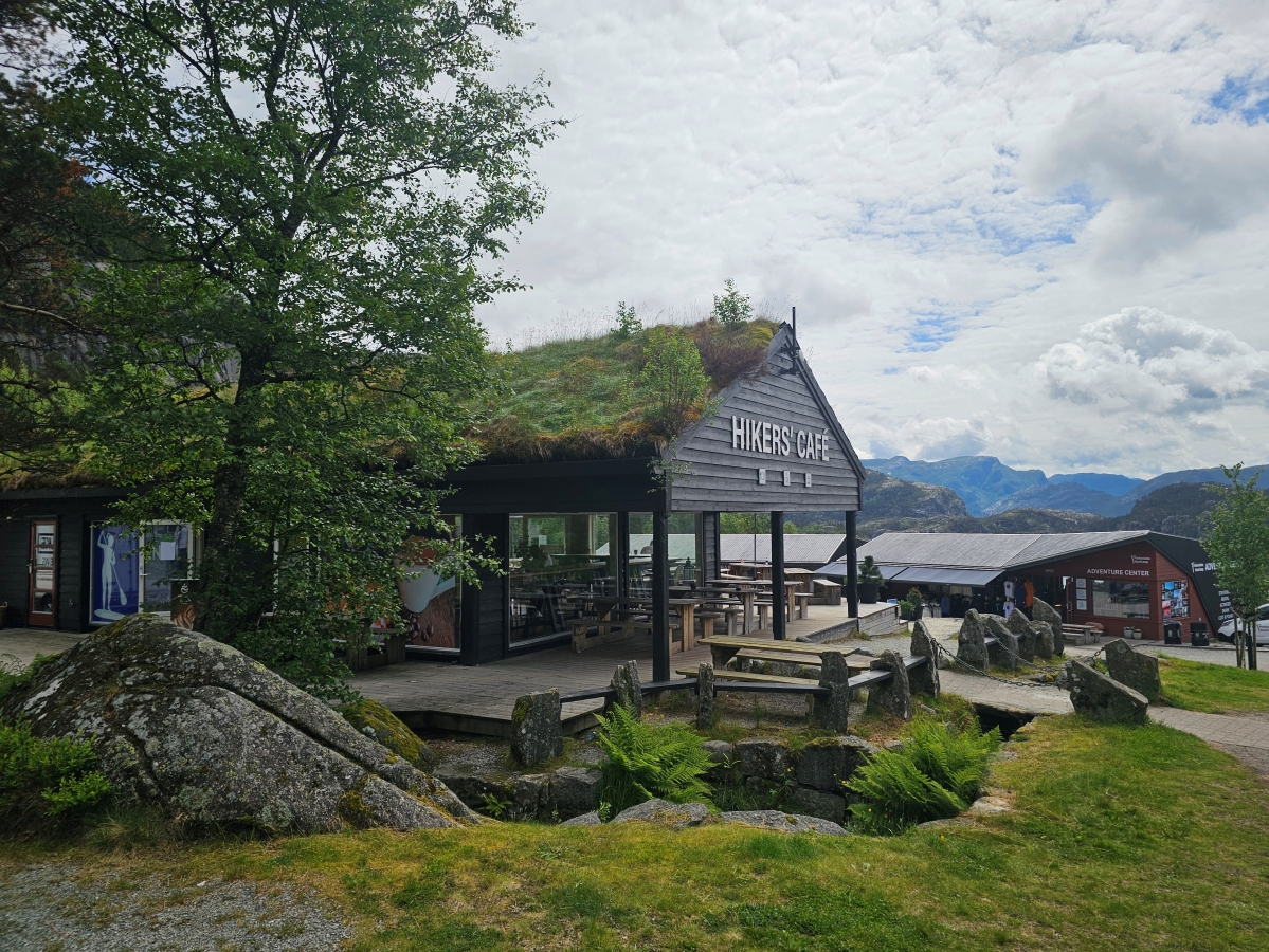 【太陽不打烊 挪威北極圈】 Day9-2 雙腳征服聖壇岩(Preikestolen):峽灣為背景,萬丈絕壁都是我們的伸展台 - 第9張圖 【太陽不打烊 挪威北極圈】 Day9-2 雙腳征服聖壇岩(Preikestolen):峽灣為背景,萬丈絕壁都是我們的伸展台