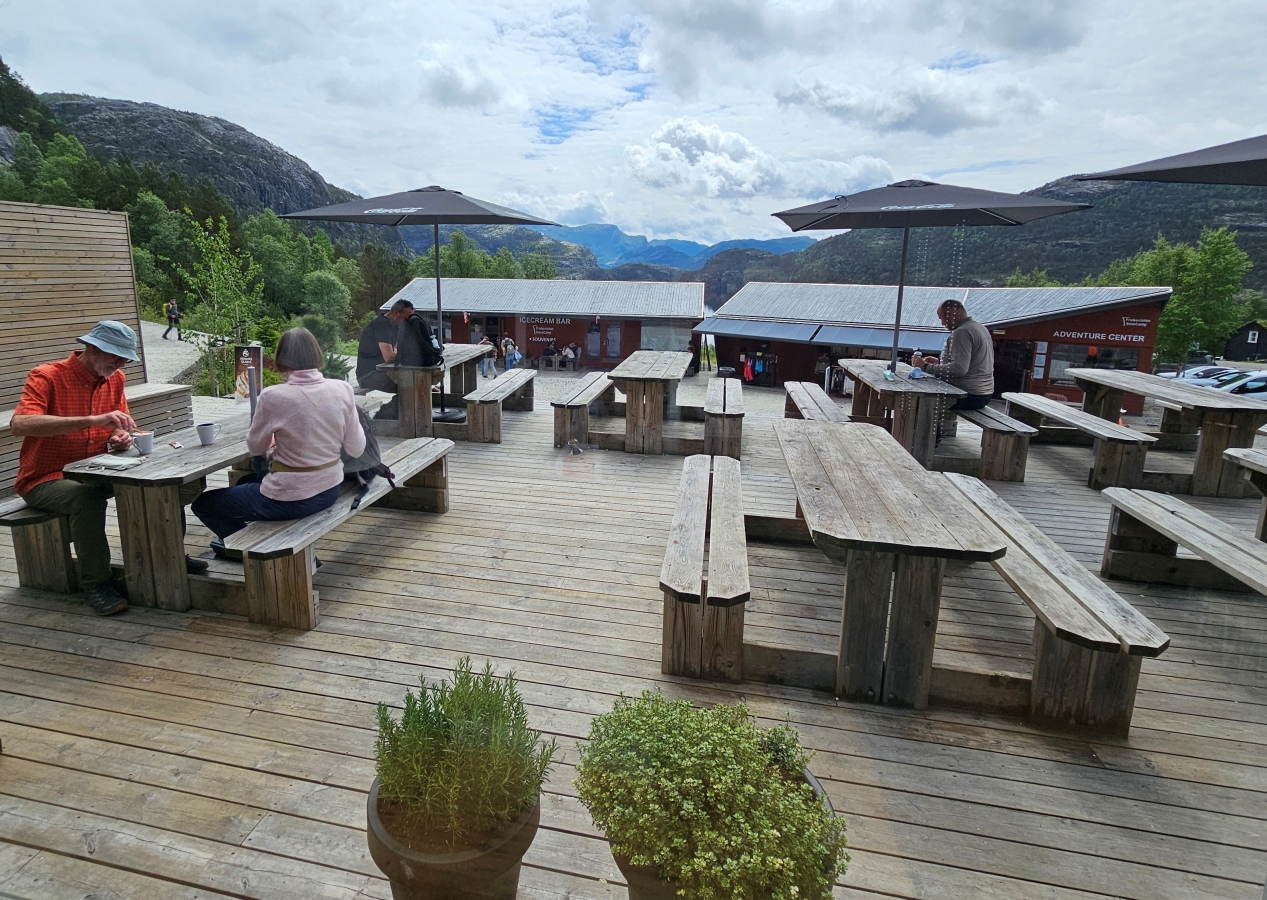 【太陽不打烊 挪威北極圈】 Day9-2 雙腳征服聖壇岩(Preikestolen):峽灣為背景,萬丈絕壁都是我們的伸展台 - 第13張圖 【太陽不打烊 挪威北極圈】 Day9-2 雙腳征服聖壇岩(Preikestolen):峽灣為背景,萬丈絕壁都是我們的伸展台