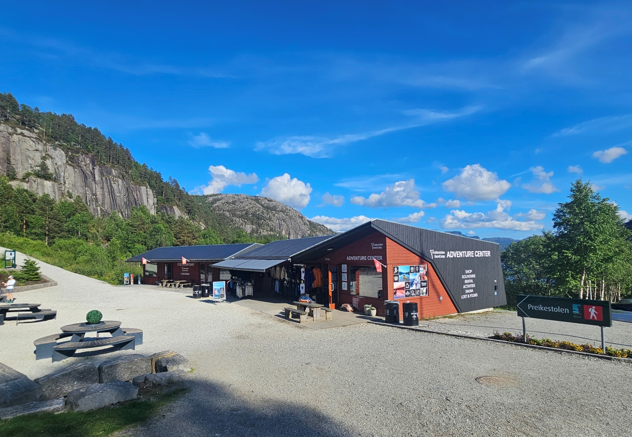 【太陽不打烊 挪威北極圈】 Day9-2 雙腳征服聖壇岩(Preikestolen):峽灣為背景,萬丈絕壁都是我們的伸展台 - 第14張圖 【太陽不打烊 挪威北極圈】 Day9-2 雙腳征服聖壇岩(Preikestolen):峽灣為背景,萬丈絕壁都是我們的伸展台