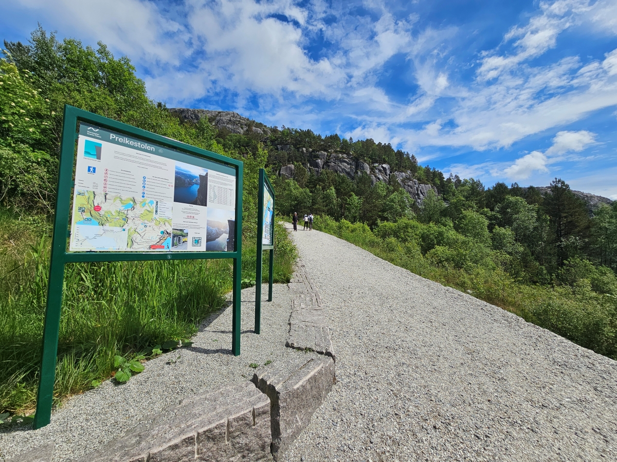 【太陽不打烊 挪威北極圈】 Day9-2 雙腳征服聖壇岩(Preikestolen):峽灣為背景,萬丈絕壁都是我們的伸展台 - 第15張圖 【太陽不打烊 挪威北極圈】 Day9-2 雙腳征服聖壇岩(Preikestolen):峽灣為背景,萬丈絕壁都是我們的伸展台