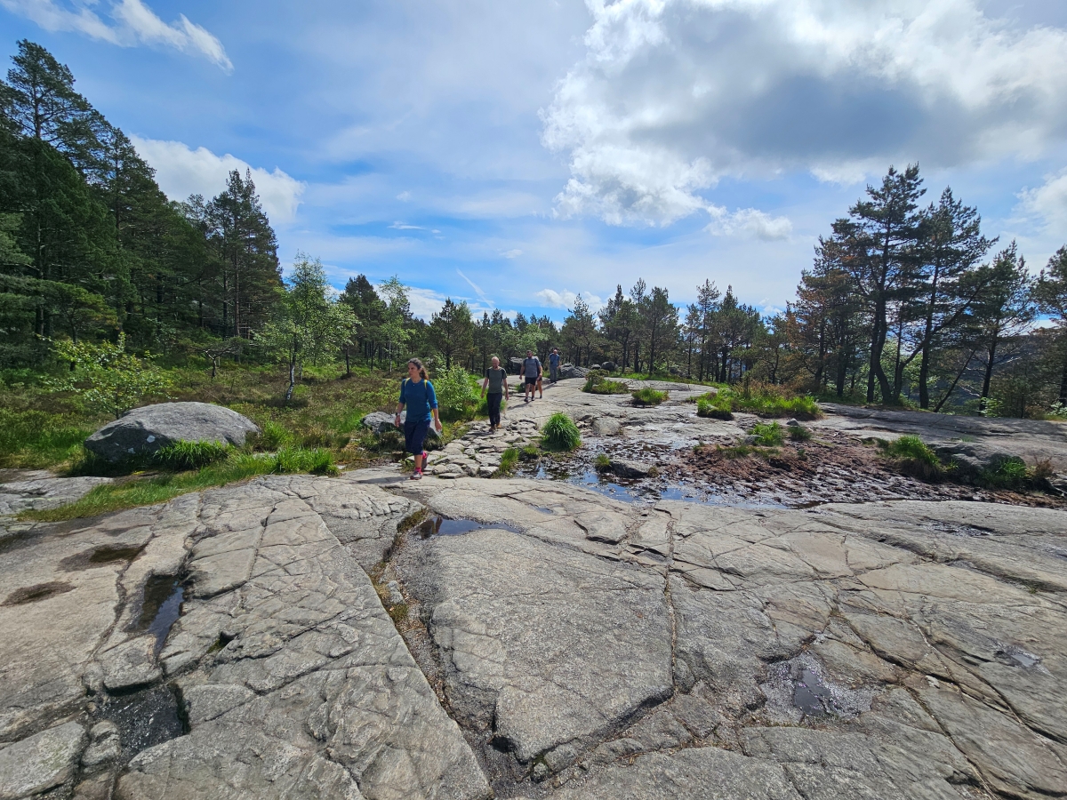 【太陽不打烊 挪威北極圈】 Day9-2 雙腳征服聖壇岩(Preikestolen):峽灣為背景,萬丈絕壁都是我們的伸展台 - 第28張圖 【太陽不打烊 挪威北極圈】 Day9-2 雙腳征服聖壇岩(Preikestolen):峽灣為背景,萬丈絕壁都是我們的伸展台