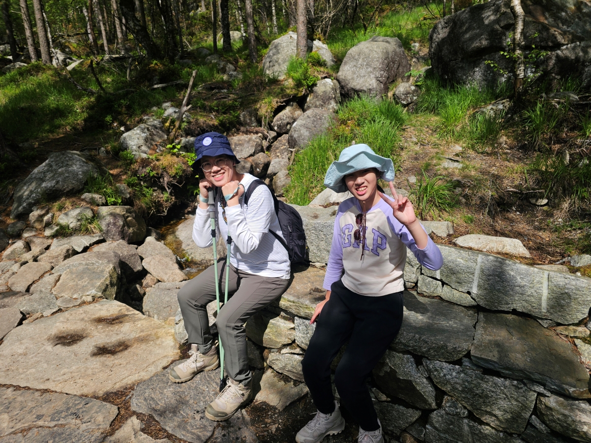 【太陽不打烊 挪威北極圈】 Day9-2 雙腳征服聖壇岩(Preikestolen):峽灣為背景,萬丈絕壁都是我們的伸展台 - 第27張圖 【太陽不打烊 挪威北極圈】 Day9-2 雙腳征服聖壇岩(Preikestolen):峽灣為背景,萬丈絕壁都是我們的伸展台