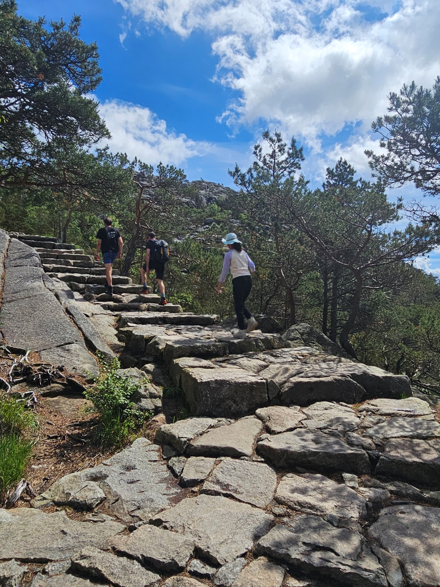 【太陽不打烊 挪威北極圈】 Day9-2 雙腳征服聖壇岩(Preikestolen):峽灣為背景,萬丈絕壁都是我們的伸展台 - 第30張圖 【太陽不打烊 挪威北極圈】 Day9-2 雙腳征服聖壇岩(Preikestolen):峽灣為背景,萬丈絕壁都是我們的伸展台