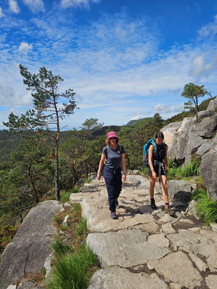 【太陽不打烊 挪威北極圈】 Day9-2 雙腳征服聖壇岩(Preikestolen):峽灣為背景,萬丈絕壁都是我們的伸展台 - 第31張圖 【太陽不打烊 挪威北極圈】 Day9-2 雙腳征服聖壇岩(Preikestolen):峽灣為背景,萬丈絕壁都是我們的伸展台