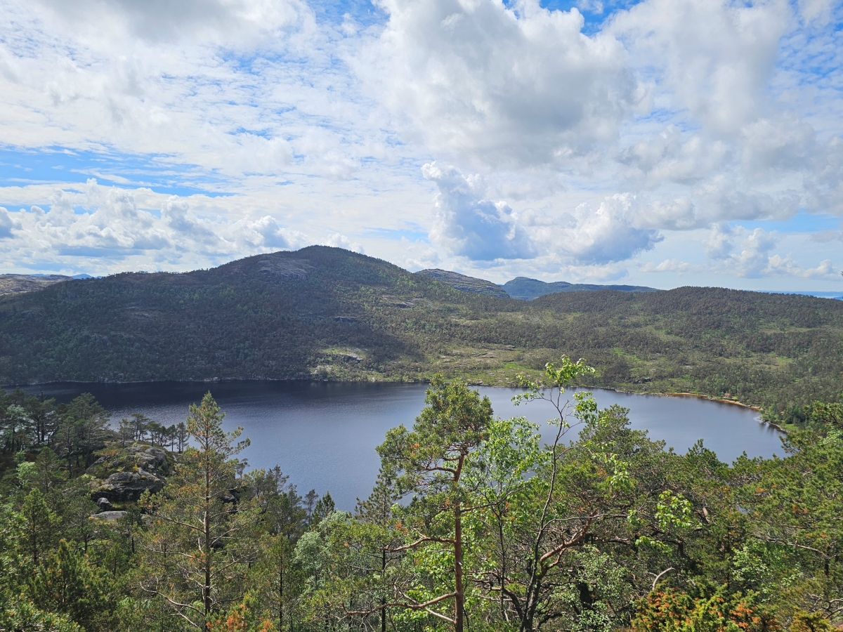【太陽不打烊 挪威北極圈】 Day9-2 雙腳征服聖壇岩(Preikestolen):峽灣為背景,萬丈絕壁都是我們的伸展台 - 第33張圖 【太陽不打烊 挪威北極圈】 Day9-2 雙腳征服聖壇岩(Preikestolen):峽灣為背景,萬丈絕壁都是我們的伸展台