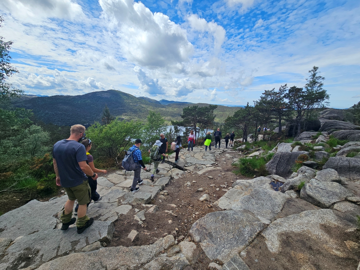 【太陽不打烊 挪威北極圈】 Day9-2 雙腳征服聖壇岩(Preikestolen):峽灣為背景,萬丈絕壁都是我們的伸展台 - 第34張圖 【太陽不打烊 挪威北極圈】 Day9-2 雙腳征服聖壇岩(Preikestolen):峽灣為背景,萬丈絕壁都是我們的伸展台