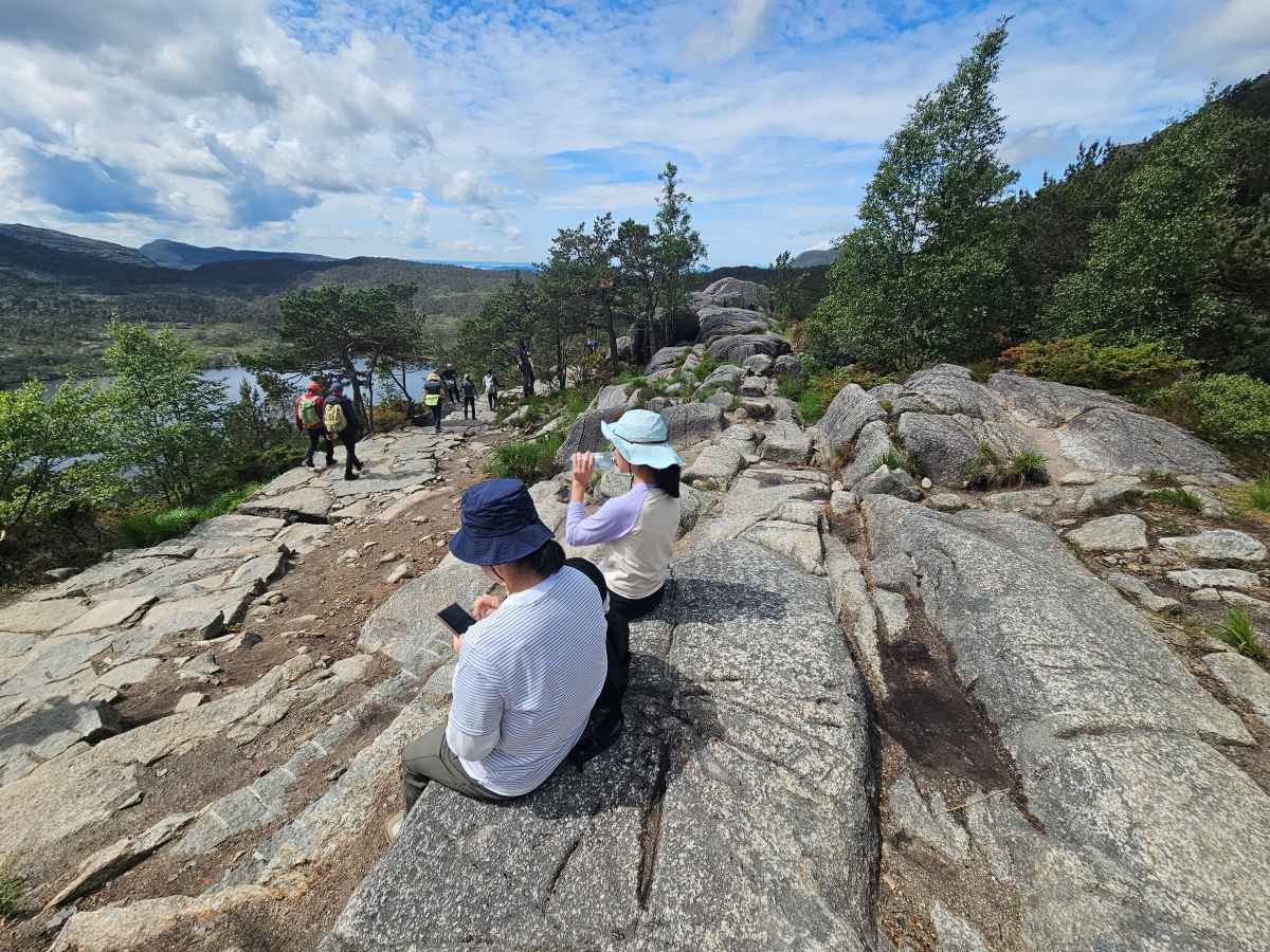 【太陽不打烊 挪威北極圈】 Day9-2 雙腳征服聖壇岩(Preikestolen):峽灣為背景,萬丈絕壁都是我們的伸展台 - 第32張圖 【太陽不打烊 挪威北極圈】 Day9-2 雙腳征服聖壇岩(Preikestolen):峽灣為背景,萬丈絕壁都是我們的伸展台