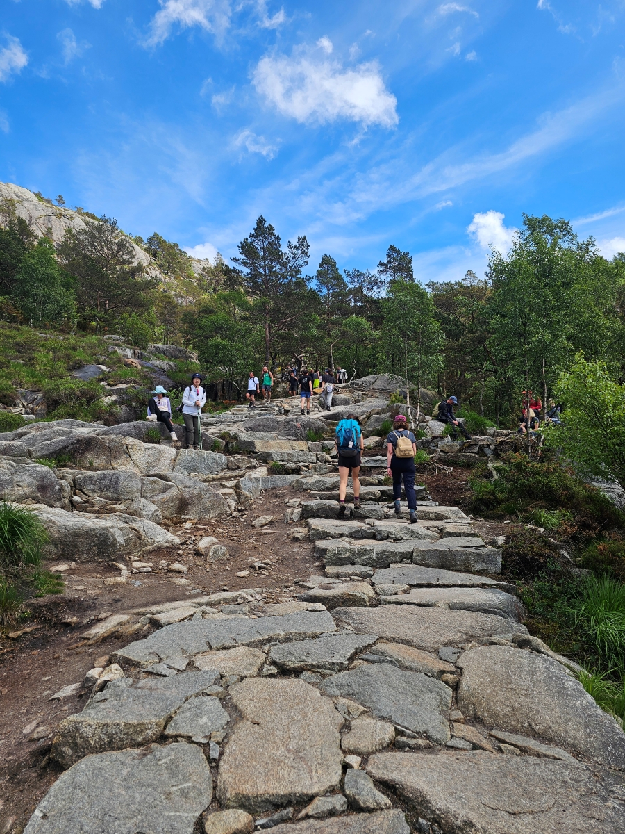 【太陽不打烊 挪威北極圈】 Day9-2 雙腳征服聖壇岩(Preikestolen):峽灣為背景,萬丈絕壁都是我們的伸展台 - 第35張圖 【太陽不打烊 挪威北極圈】 Day9-2 雙腳征服聖壇岩(Preikestolen):峽灣為背景,萬丈絕壁都是我們的伸展台