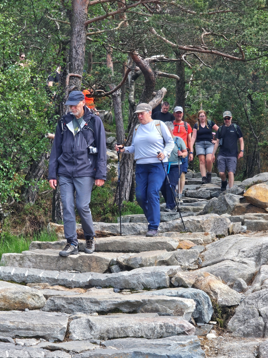 【太陽不打烊 挪威北極圈】 Day9-2 雙腳征服聖壇岩(Preikestolen):峽灣為背景,萬丈絕壁都是我們的伸展台 - 第36張圖 【太陽不打烊 挪威北極圈】 Day9-2 雙腳征服聖壇岩(Preikestolen):峽灣為背景,萬丈絕壁都是我們的伸展台