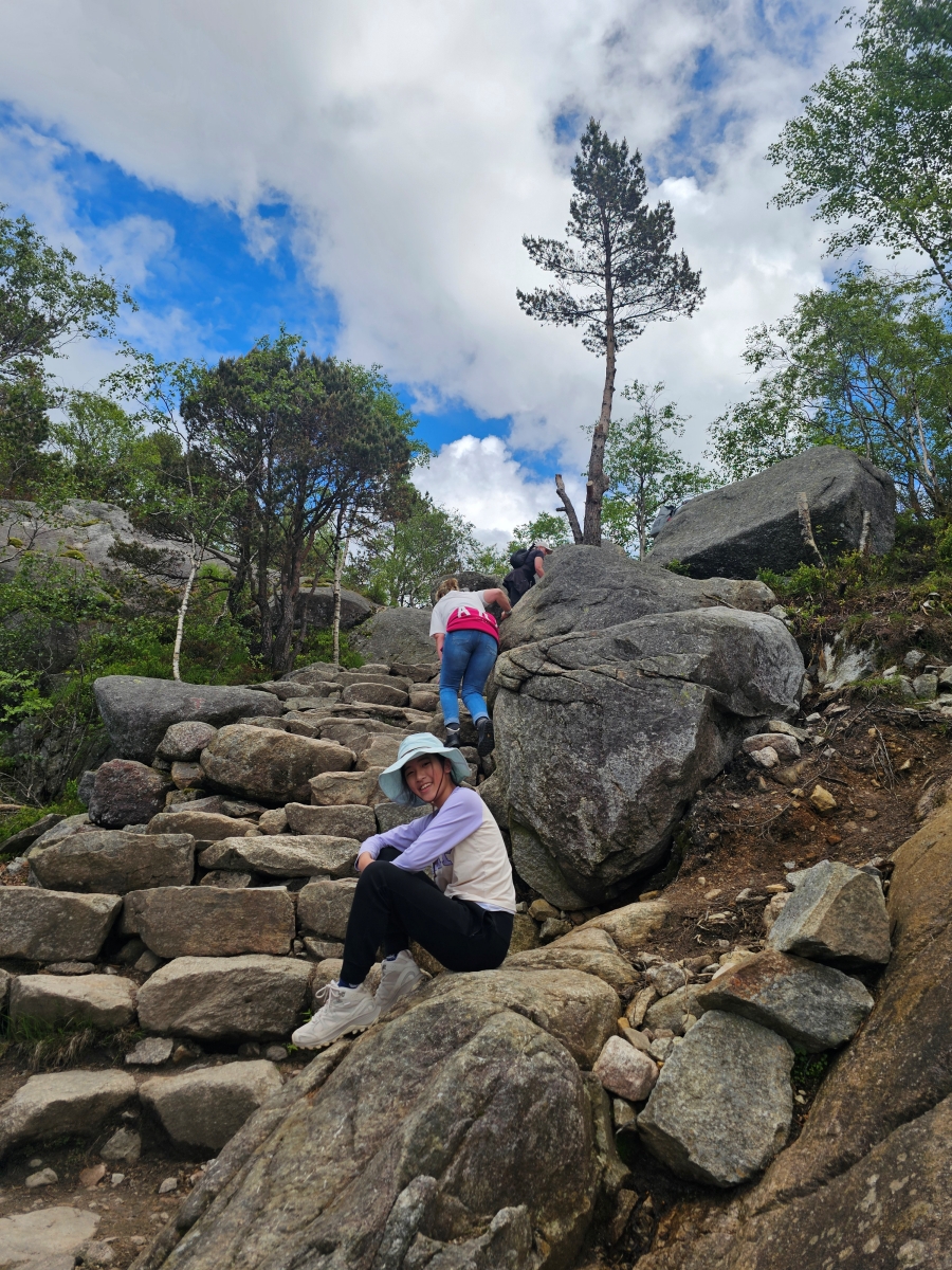 【太陽不打烊 挪威北極圈】 Day9-2 雙腳征服聖壇岩(Preikestolen):峽灣為背景,萬丈絕壁都是我們的伸展台 - 第37張圖 【太陽不打烊 挪威北極圈】 Day9-2 雙腳征服聖壇岩(Preikestolen):峽灣為背景,萬丈絕壁都是我們的伸展台