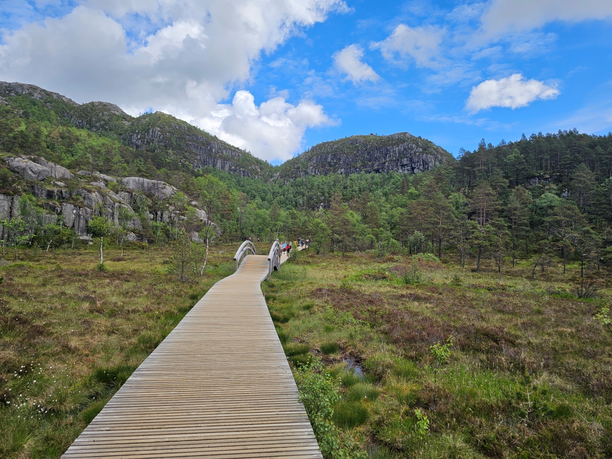 【太陽不打烊 挪威北極圈】 Day9-2 雙腳征服聖壇岩(Preikestolen):峽灣為背景,萬丈絕壁都是我們的伸展台 - 第39張圖 【太陽不打烊 挪威北極圈】 Day9-2 雙腳征服聖壇岩(Preikestolen):峽灣為背景,萬丈絕壁都是我們的伸展台