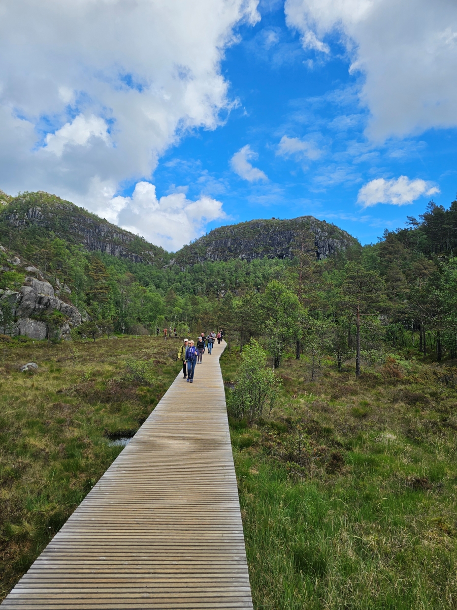 【太陽不打烊 挪威北極圈】 Day9-2 雙腳征服聖壇岩(Preikestolen):峽灣為背景,萬丈絕壁都是我們的伸展台 - 第40張圖 【太陽不打烊 挪威北極圈】 Day9-2 雙腳征服聖壇岩(Preikestolen):峽灣為背景,萬丈絕壁都是我們的伸展台