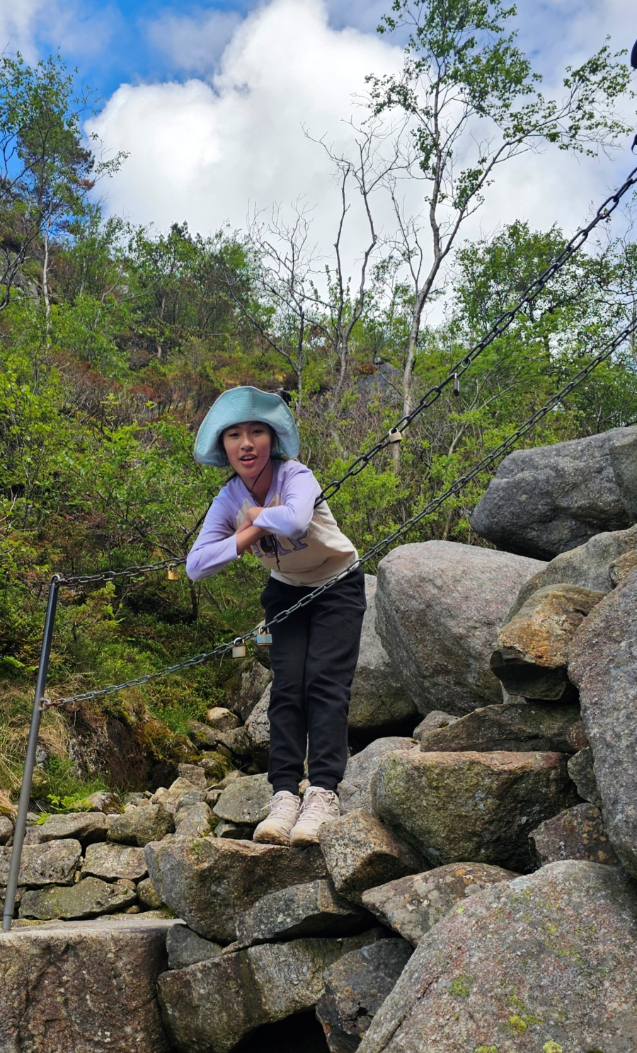 【太陽不打烊 挪威北極圈】 Day9-2 雙腳征服聖壇岩(Preikestolen):峽灣為背景,萬丈絕壁都是我們的伸展台 - 第45張圖 【太陽不打烊 挪威北極圈】 Day9-2 雙腳征服聖壇岩(Preikestolen):峽灣為背景,萬丈絕壁都是我們的伸展台