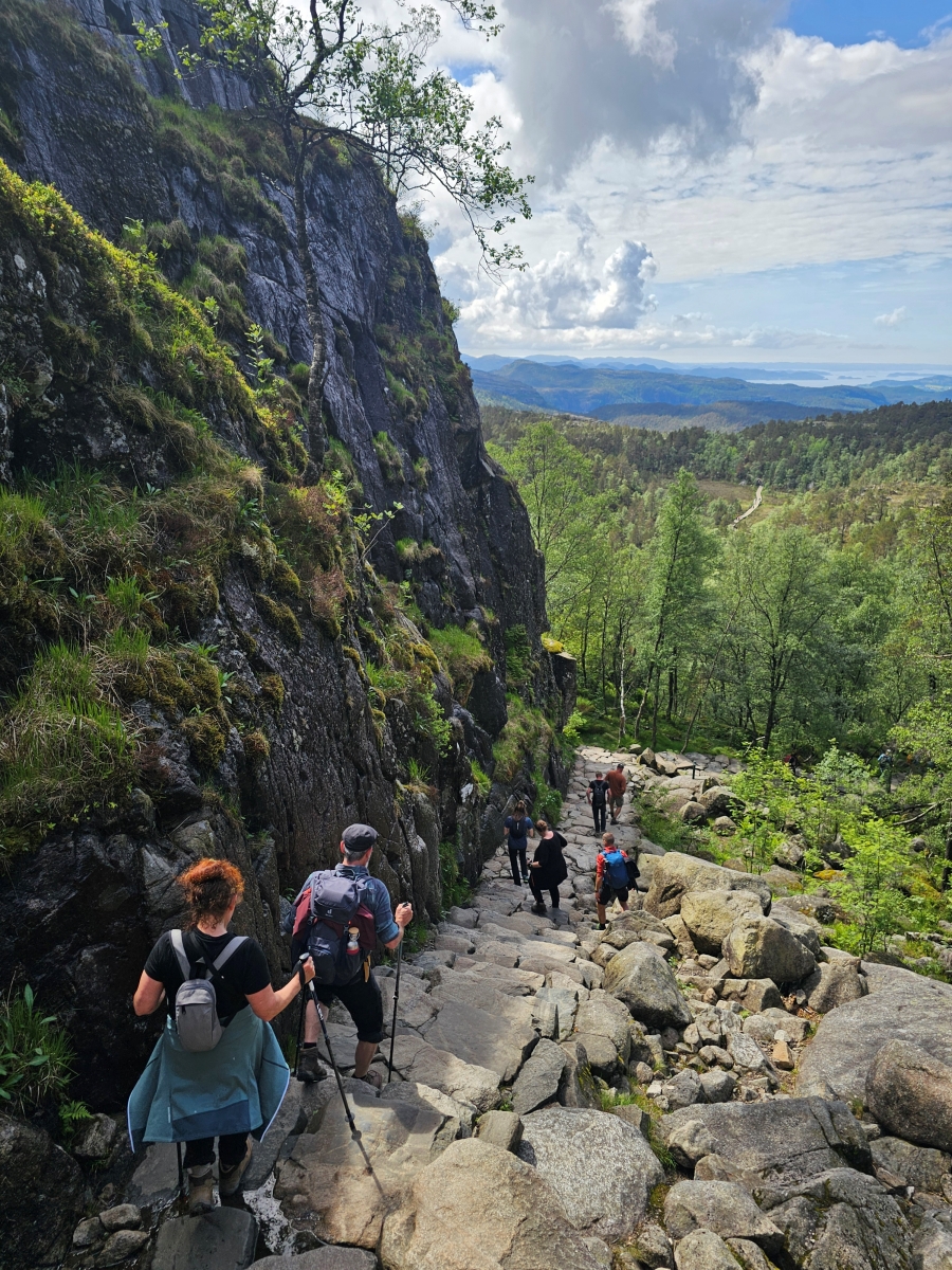 【太陽不打烊 挪威北極圈】 Day9-2 雙腳征服聖壇岩(Preikestolen):峽灣為背景,萬丈絕壁都是我們的伸展台 - 第46張圖 【太陽不打烊 挪威北極圈】 Day9-2 雙腳征服聖壇岩(Preikestolen):峽灣為背景,萬丈絕壁都是我們的伸展台