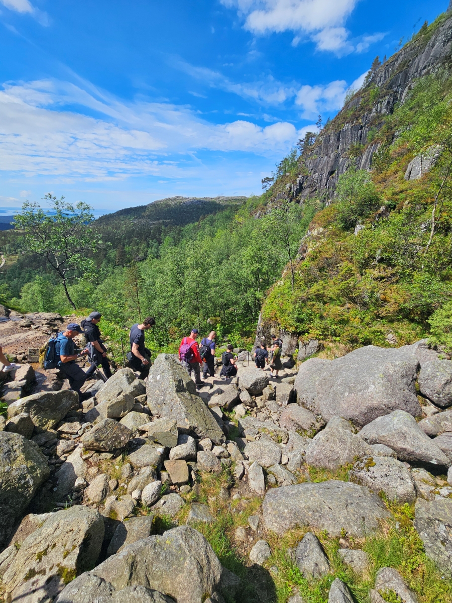 【太陽不打烊 挪威北極圈】 Day9-2 雙腳征服聖壇岩(Preikestolen):峽灣為背景,萬丈絕壁都是我們的伸展台 - 第47張圖 【太陽不打烊 挪威北極圈】 Day9-2 雙腳征服聖壇岩(Preikestolen):峽灣為背景,萬丈絕壁都是我們的伸展台