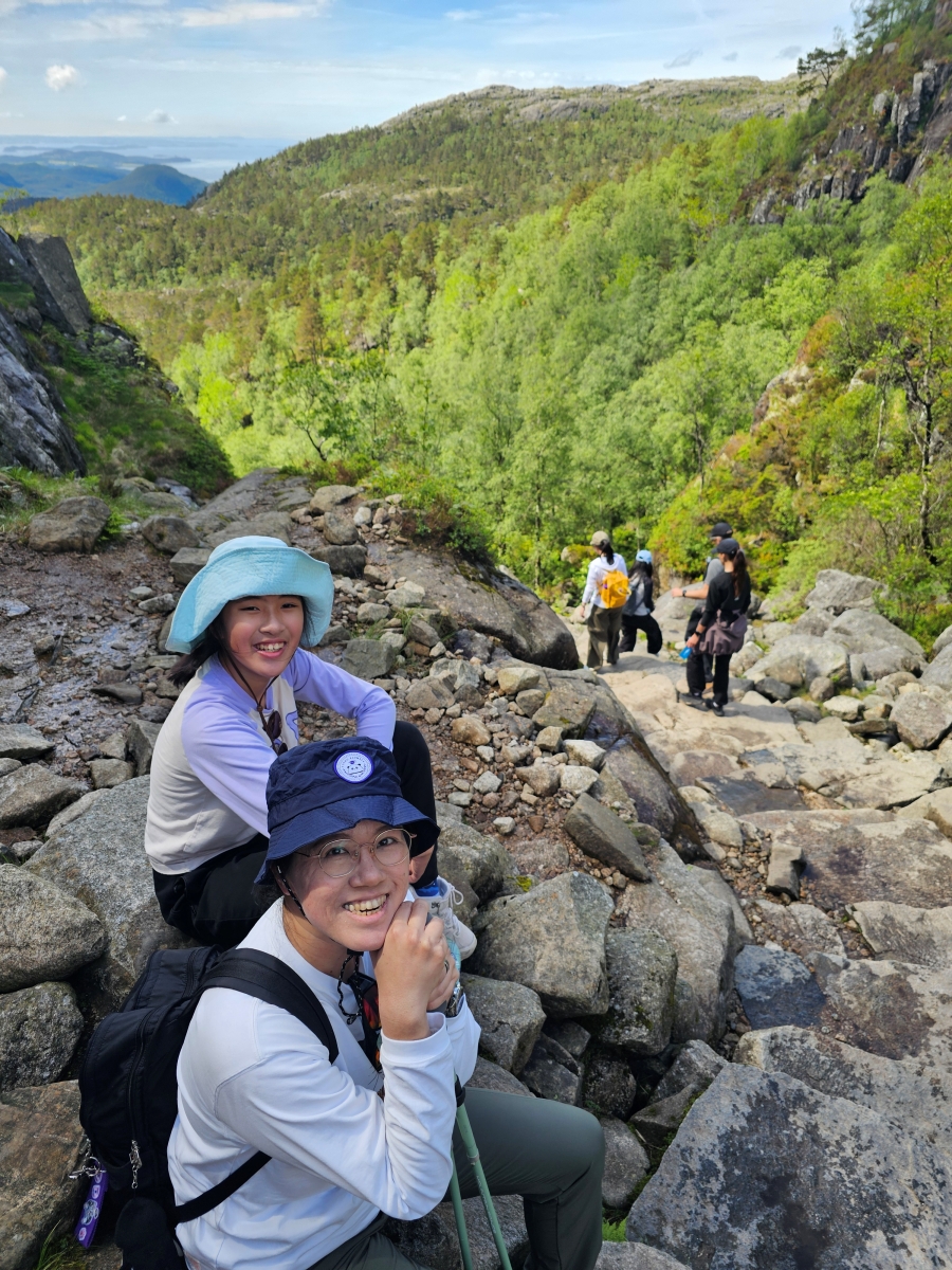 【太陽不打烊 挪威北極圈】 Day9-2 雙腳征服聖壇岩(Preikestolen):峽灣為背景,萬丈絕壁都是我們的伸展台 - 第49張圖 【太陽不打烊 挪威北極圈】 Day9-2 雙腳征服聖壇岩(Preikestolen):峽灣為背景,萬丈絕壁都是我們的伸展台