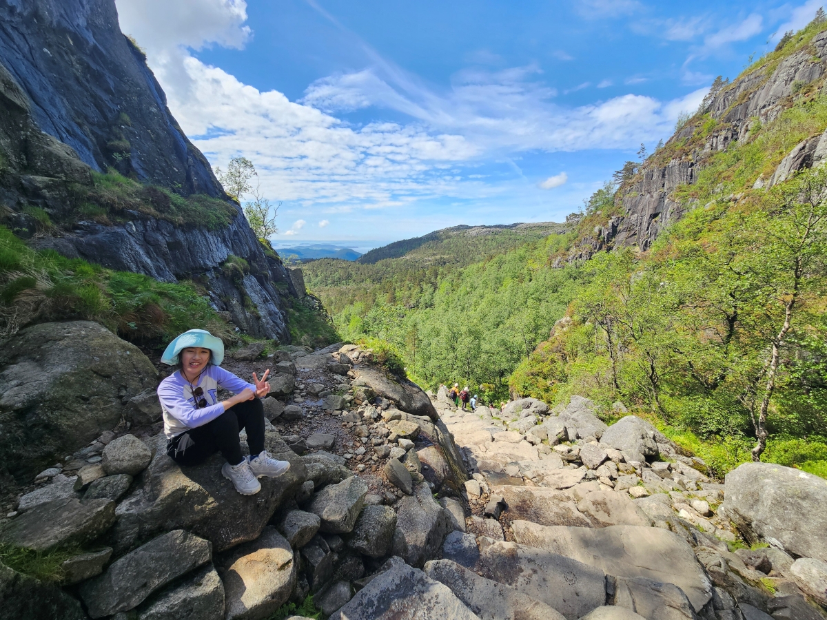 【太陽不打烊 挪威北極圈】 Day9-2 雙腳征服聖壇岩(Preikestolen):峽灣為背景,萬丈絕壁都是我們的伸展台 - 第48張圖 【太陽不打烊 挪威北極圈】 Day9-2 雙腳征服聖壇岩(Preikestolen):峽灣為背景,萬丈絕壁都是我們的伸展台
