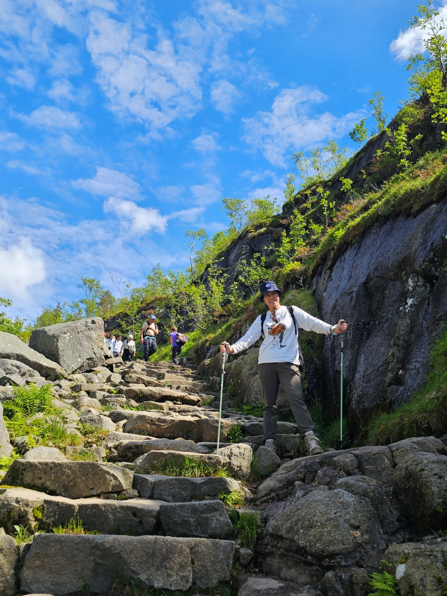 【太陽不打烊 挪威北極圈】 Day9-2 雙腳征服聖壇岩(Preikestolen):峽灣為背景,萬丈絕壁都是我們的伸展台 - 第51張圖 【太陽不打烊 挪威北極圈】 Day9-2 雙腳征服聖壇岩(Preikestolen):峽灣為背景,萬丈絕壁都是我們的伸展台