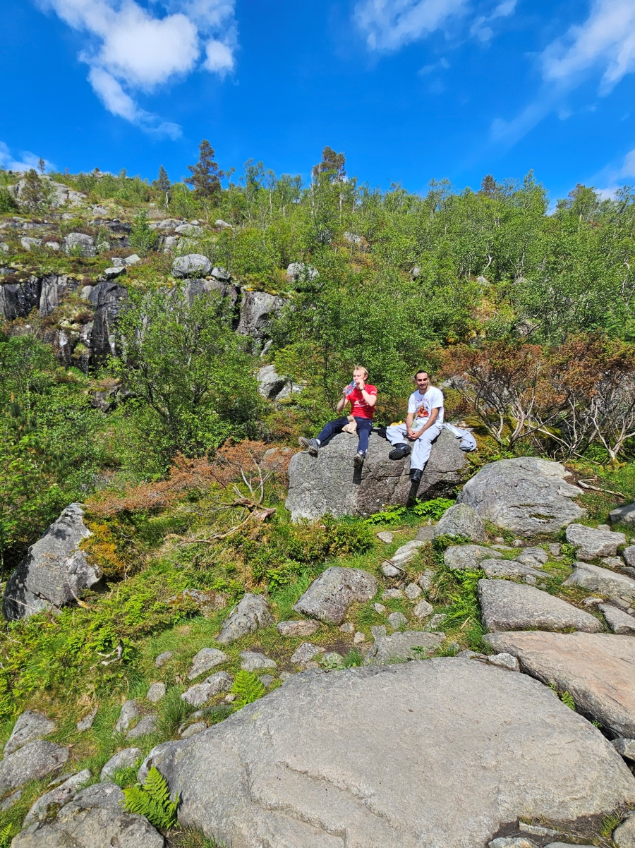 【太陽不打烊 挪威北極圈】 Day9-2 雙腳征服聖壇岩(Preikestolen):峽灣為背景,萬丈絕壁都是我們的伸展台 - 第52張圖 【太陽不打烊 挪威北極圈】 Day9-2 雙腳征服聖壇岩(Preikestolen):峽灣為背景,萬丈絕壁都是我們的伸展台