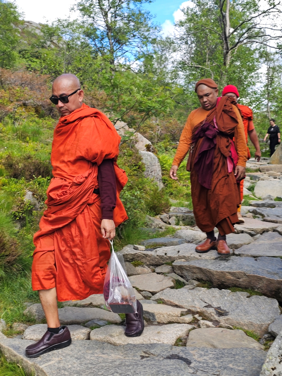 【太陽不打烊 挪威北極圈】 Day9-2 雙腳征服聖壇岩(Preikestolen):峽灣為背景,萬丈絕壁都是我們的伸展台 - 第53張圖 【太陽不打烊 挪威北極圈】 Day9-2 雙腳征服聖壇岩(Preikestolen):峽灣為背景,萬丈絕壁都是我們的伸展台