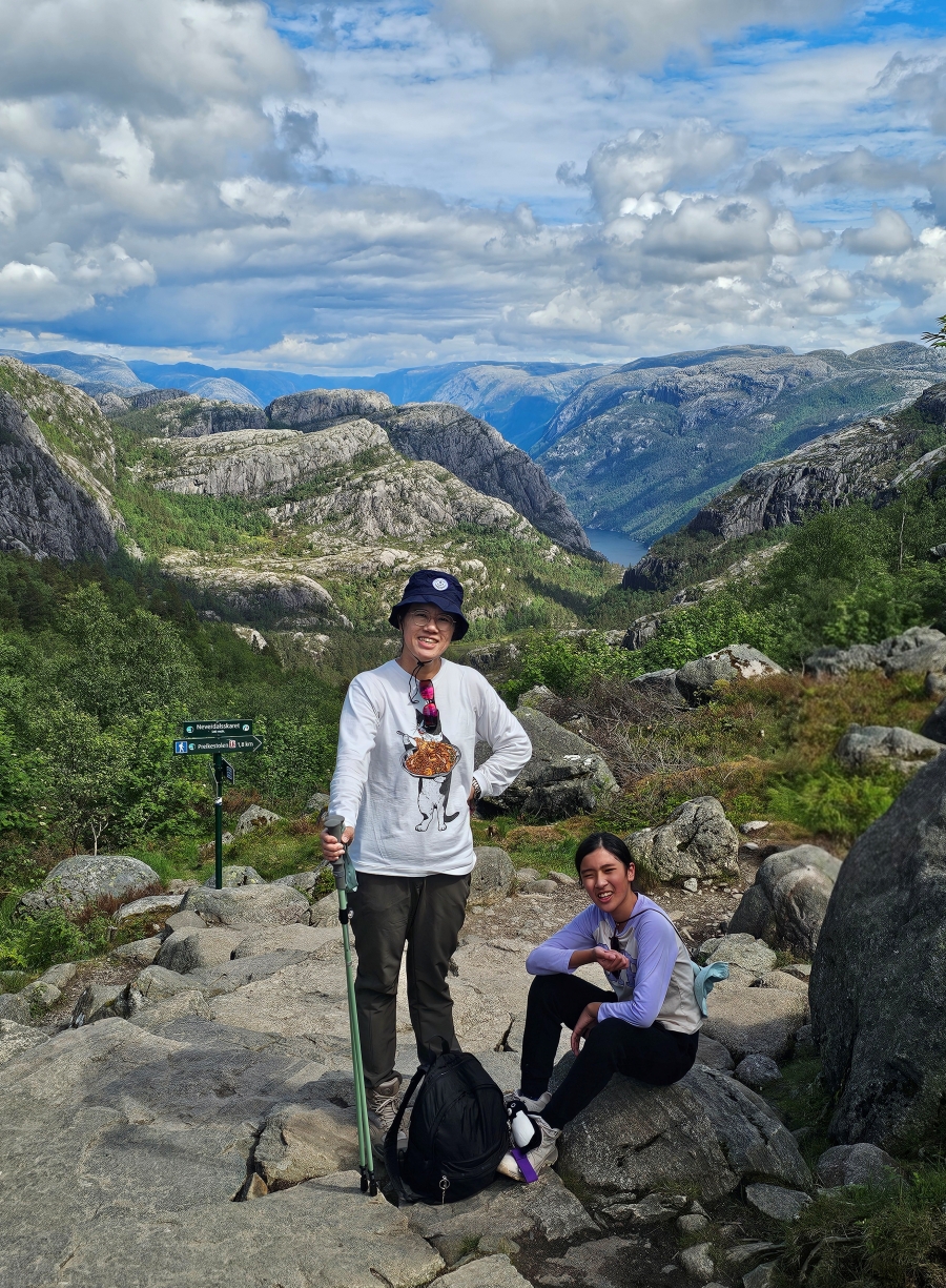 【太陽不打烊 挪威北極圈】 Day9-2 雙腳征服聖壇岩(Preikestolen):峽灣為背景,萬丈絕壁都是我們的伸展台 - 第54張圖 【太陽不打烊 挪威北極圈】 Day9-2 雙腳征服聖壇岩(Preikestolen):峽灣為背景,萬丈絕壁都是我們的伸展台