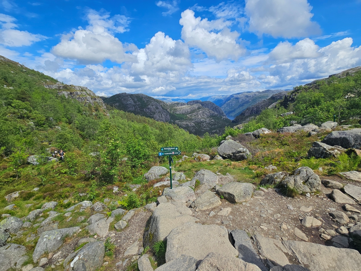 【太陽不打烊 挪威北極圈】 Day9-2 雙腳征服聖壇岩(Preikestolen):峽灣為背景,萬丈絕壁都是我們的伸展台 - 第55張圖 【太陽不打烊 挪威北極圈】 Day9-2 雙腳征服聖壇岩(Preikestolen):峽灣為背景,萬丈絕壁都是我們的伸展台