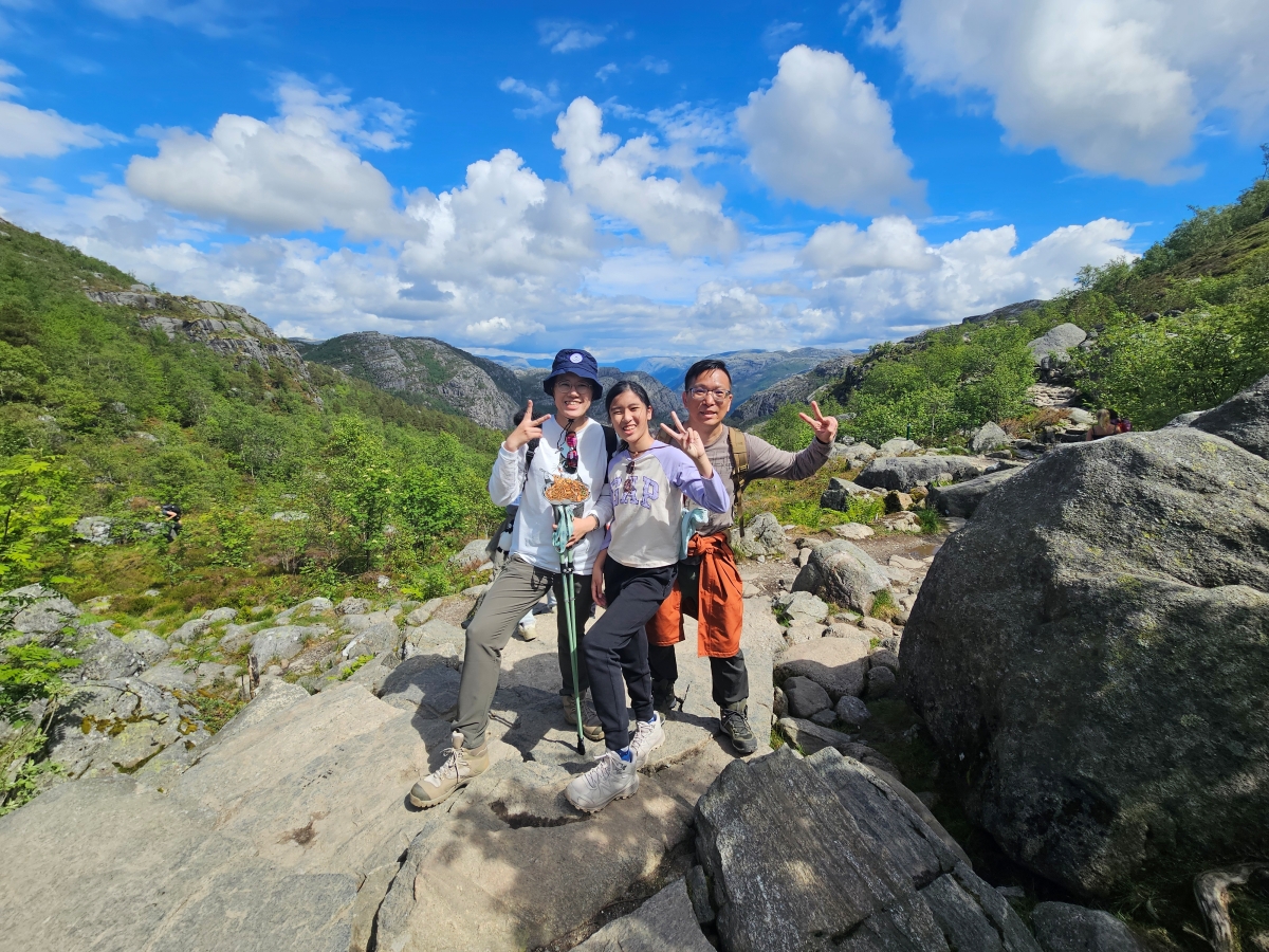 【太陽不打烊 挪威北極圈】 Day9-2 雙腳征服聖壇岩(Preikestolen):峽灣為背景,萬丈絕壁都是我們的伸展台 - 第57張圖 【太陽不打烊 挪威北極圈】 Day9-2 雙腳征服聖壇岩(Preikestolen):峽灣為背景,萬丈絕壁都是我們的伸展台